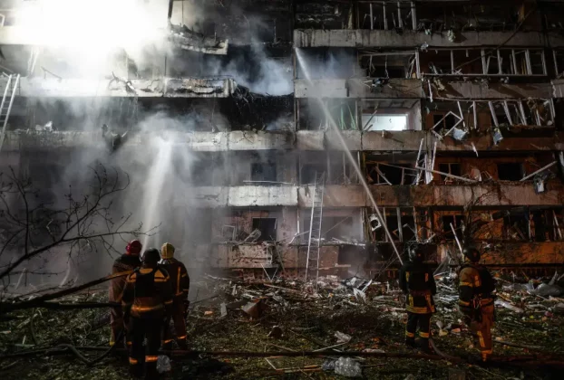 Пожежники на місці вибуху в житловому будинку в Києві в середу