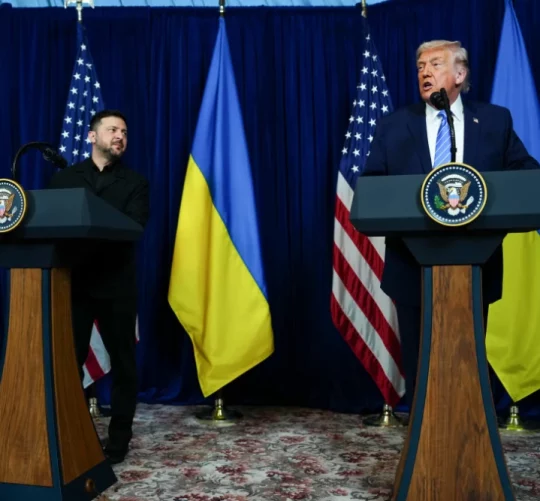 Президент Трамп разом із президентом України Володимиром Зеленським у грудні минулого року