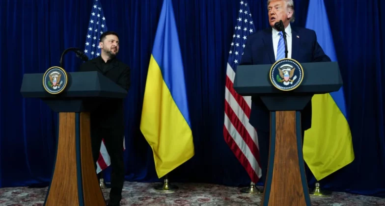 Президент Трамп разом із президентом України Володимиром Зеленським у грудні минулого року