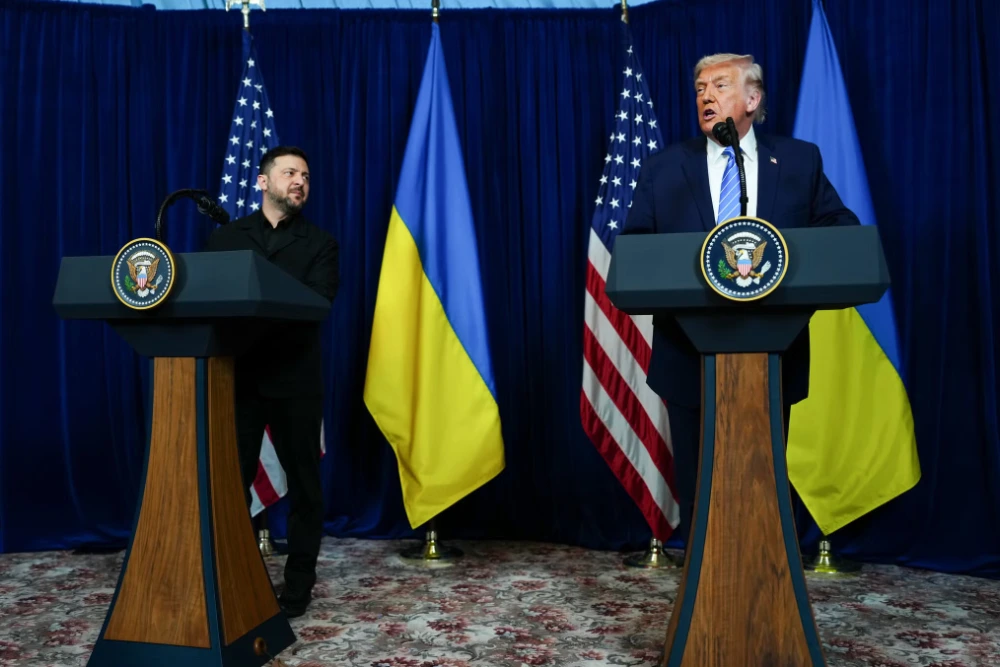 Президент Трамп разом із президентом України Володимиром Зеленським у грудні минулого року