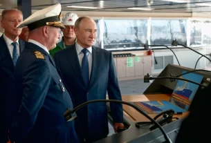 Володимир Путін на арктичному кораблі з адміралом