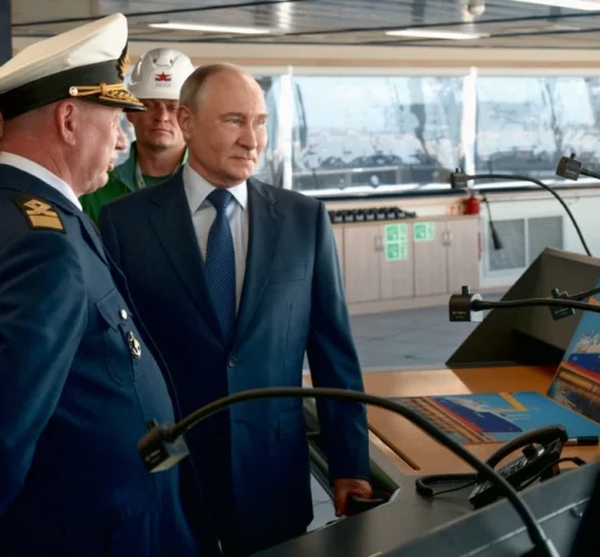 Володимир Путін на арктичному кораблі з адміралом