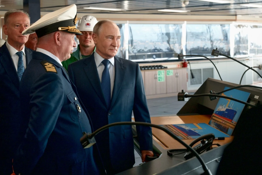 Володимир Путін на арктичному кораблі з адміралом