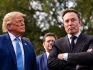 Президент Дональд Трамп слухає виступ Ілона Маска біля Західного крила Білого дому 29 вересня 2026 року у Вашингтоні