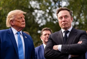 Президент Дональд Трамп слухає виступ Ілона Маска біля Західного крила Білого дому 29 вересня 2026 року у Вашингтоні