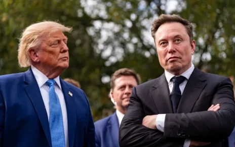 Президент Дональд Трамп слухає виступ Ілона Маска біля Західного крила Білого дому 29 вересня 2026 року у Вашингтоні