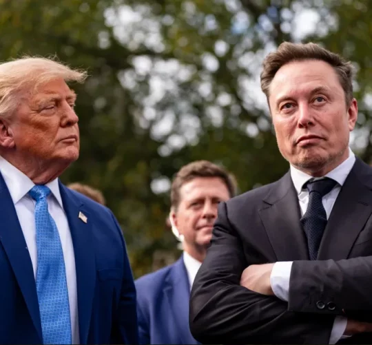 Президент Дональд Трамп слухає виступ Ілона Маска біля Західного крила Білого дому 29 вересня 2026 року у Вашингтоні