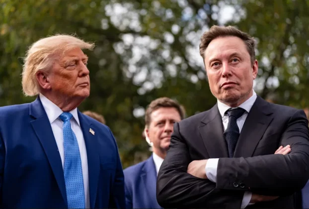 Президент Дональд Трамп слухає виступ Ілона Маска біля Західного крила Білого дому 29 вересня 2026 року у Вашингтоні
