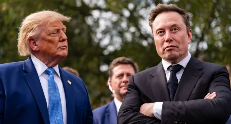 Президент Дональд Трамп слухає виступ Ілона Маска біля Західного крила Білого дому 29 вересня 2026 року у Вашингтоні