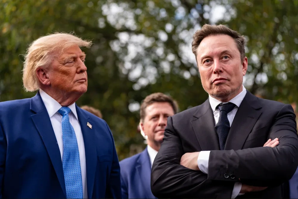 Президент Дональд Трамп слухає виступ Ілона Маска біля Західного крила Білого дому 29 вересня 2026 року у Вашингтоні
