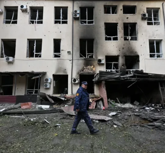Наслідки нічного обстрілу в центрі Донецька, який місцеві чиновники, призначені Росією, назвали ударом українського безпілотника, 20 жовтня 2026 року