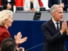 Прем'єр-міністр Канади Марк Карні вітає депутатів Європарламенту, а голова Європейської комісії Урсула фон дер Ляєн аплодує у залі засідань Європейського парламенту у Страсбурзі 17 вересня 2026 року