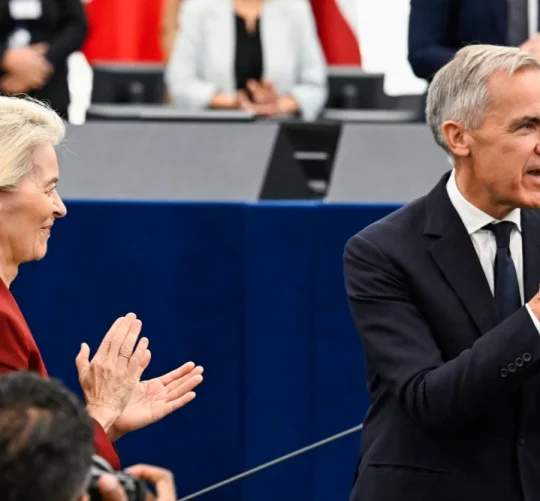 Прем'єр-міністр Канади Марк Карні вітає депутатів Європарламенту, а голова Європейської комісії Урсула фон дер Ляєн аплодує у залі засідань Європейського парламенту у Страсбурзі 17 вересня 2026 року