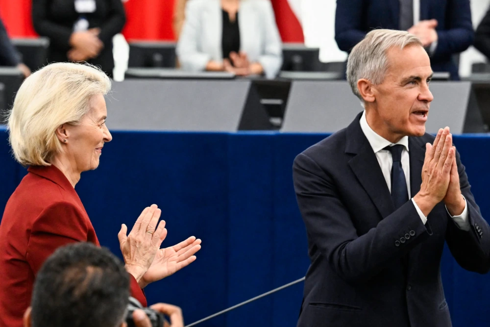 Прем'єр-міністр Канади Марк Карні вітає депутатів Європарламенту, а голова Європейської комісії Урсула фон дер Ляєн аплодує у залі засідань Європейського парламенту у Страсбурзі 17 вересня 2026 року