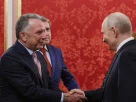 Президент Росії Володимир Путін вітає посланця США Стіва Віткоффа перед початком їхніх переговорів у Москві 5 вересня щодо припинення війни з Україною