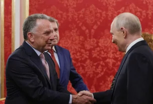 Президент Росії Володимир Путін вітає посланця США Стіва Віткоффа перед початком їхніх переговорів у Москві 5 вересня щодо припинення війни з Україною
