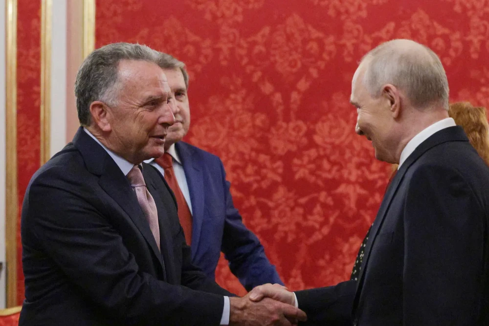 Президент Росії Володимир Путін вітає посланця США Стіва Віткоффа перед початком їхніх переговорів у Москві 5 вересня щодо припинення війни з Україною