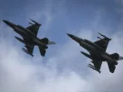 два винищувачі F-16 у повітрі маневрують