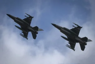 два винищувачі F-16 у повітрі маневрують