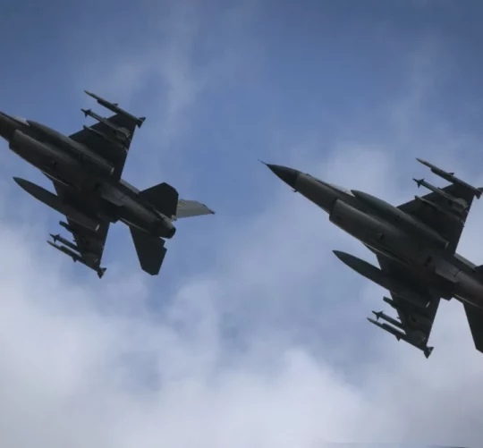 два винищувачі F-16 у повітрі маневрують