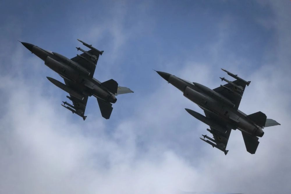 два винищувачі F-16 у повітрі маневрують