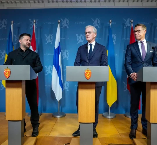 Президент України Володимир Зеленський, прем’єр-міністр Йонас Гар Стьоре та президент Фінляндії Олександр Стабб виступають під час прес-конференції у вівторок, 20 жовтня 2026 року, в Осло, Норвегія.