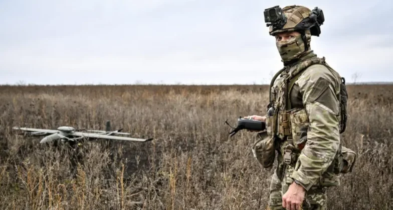 розвідувальний дрон запускає український віськовий