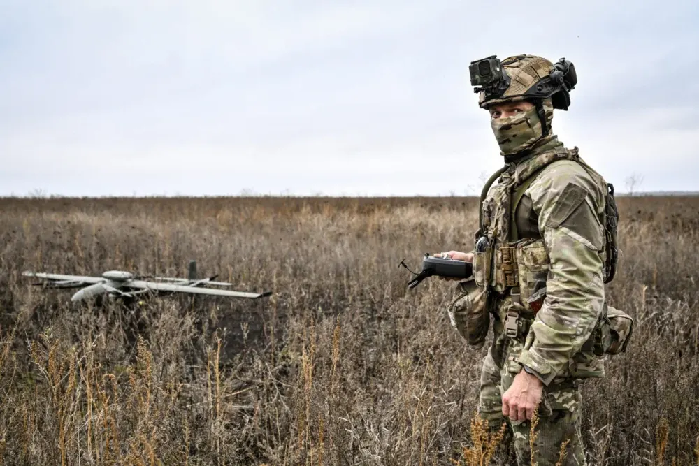 розвідувальний дрон запускає український віськовий