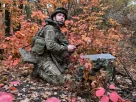 військовий налаштовує супутниковий зв'язок зі Старлінком