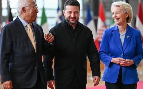 Голова Європейської ради Антоніо Коста, президент України Володимир Зеленський та голова Європейської комісії Урсула фон дер Ляєн у Брюсселі 16 жовтня 2026 року