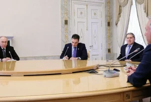 Віткофф (праворуч) зазначив, що після зустрічі з Путіним (ліворуч) ще залишається важлива робота