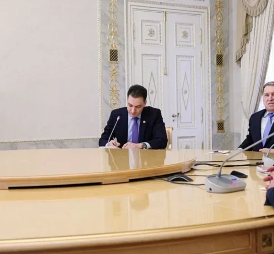 Віткофф (праворуч) зазначив, що після зустрічі з Путіним (ліворуч) ще залишається важлива робота