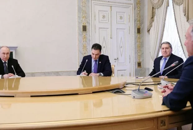 Віткофф (праворуч) зазначив, що після зустрічі з Путіним (ліворуч) ще залишається важлива робота