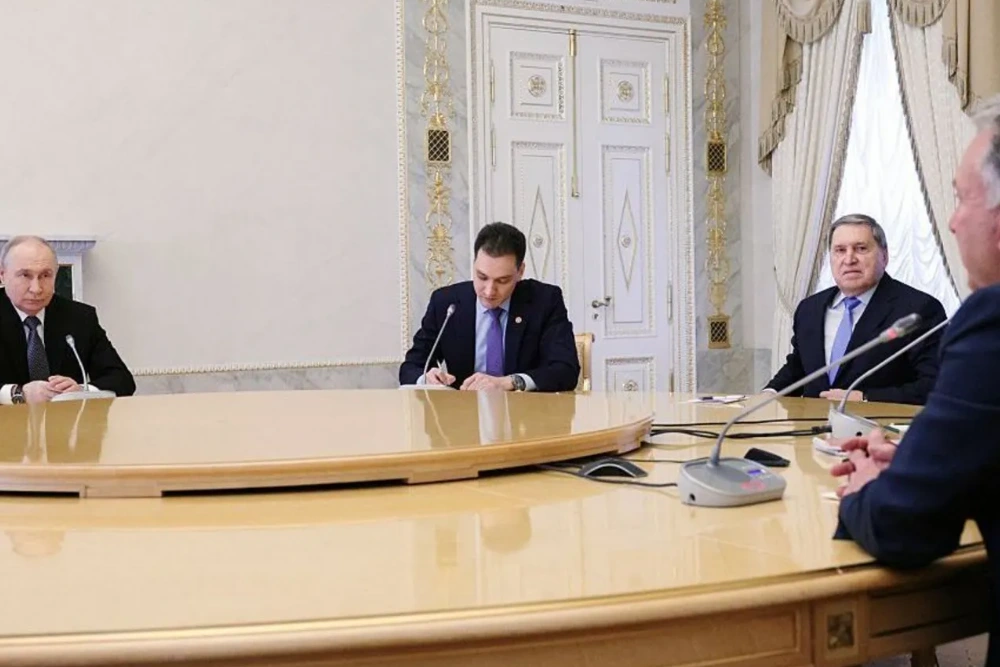 Віткофф (праворуч) зазначив, що після зустрічі з Путіним (ліворуч) ще залишається важлива робота