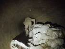 військовий проходить по трубопроводу
