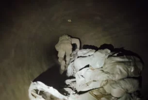військовий проходить по трубопроводу