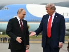 Трам та Путін біля літака жмуть руки