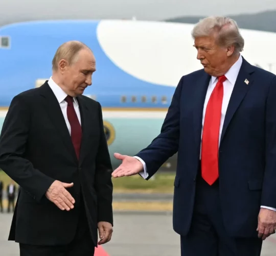 Трам та Путін біля літака жмуть руки
