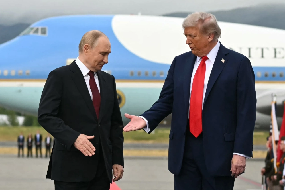 Трам та Путін біля літака жмуть руки