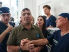 Стюарт Сейф, американський окулопластичний хірург (праворуч), розмовляє з пораненим солдатом Миколою Касюком після операції в лікарні в Києві, Україна, у вівторок, 29 вересня 2026 року
