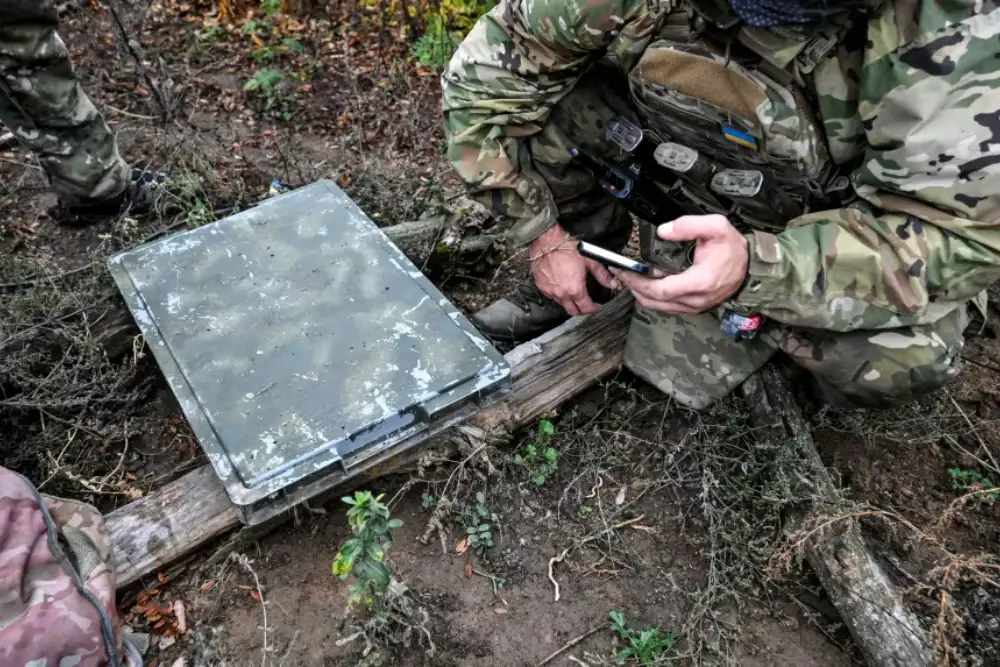 Військовий перевіряє якість сигналу за допомогою смартфона під час налагодження мережі супутникового зв’язку Starlink