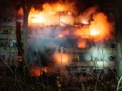 На фото зображено пошкоджений багатоповерховий житловий будинок у Києві, який горить після російського ракетного удару 13 жовтня 2026 року