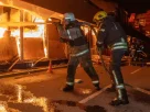 Пожежники намагаються загасити пожежу в торговому центрі після російського авіаудару в Харкові, Україна, у неділю, 25 жовтня 2026 року