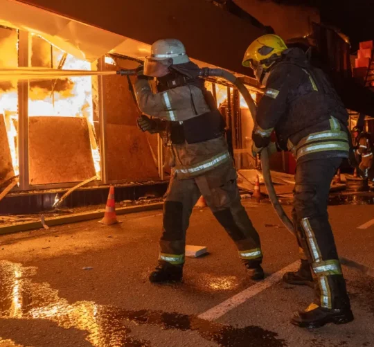 Пожежники намагаються загасити пожежу в торговому центрі після російського авіаудару в Харкові, Україна, у неділю, 25 жовтня 2026 року