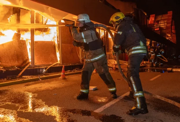 Пожежники намагаються загасити пожежу в торговому центрі після російського авіаудару в Харкові, Україна, у неділю, 25 жовтня 2026 року