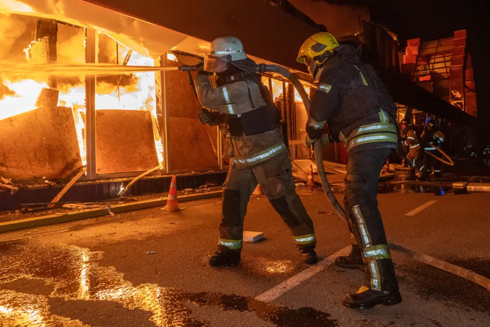 Пожежники намагаються загасити пожежу в торговому центрі після російського авіаудару в Харкові, Україна, у неділю, 25 жовтня 2026 року