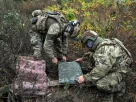 військові налаштовують Старлінк, супутниковий зв'язок