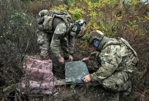 військові налаштовують Старлінк, супутниковий зв'язок