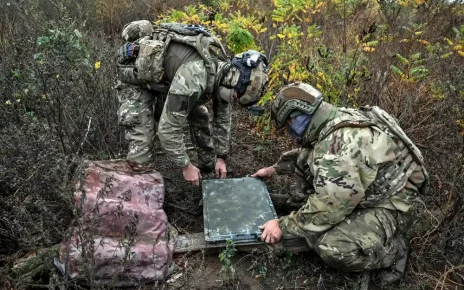військові налаштовують Старлінк, супутниковий зв'язок