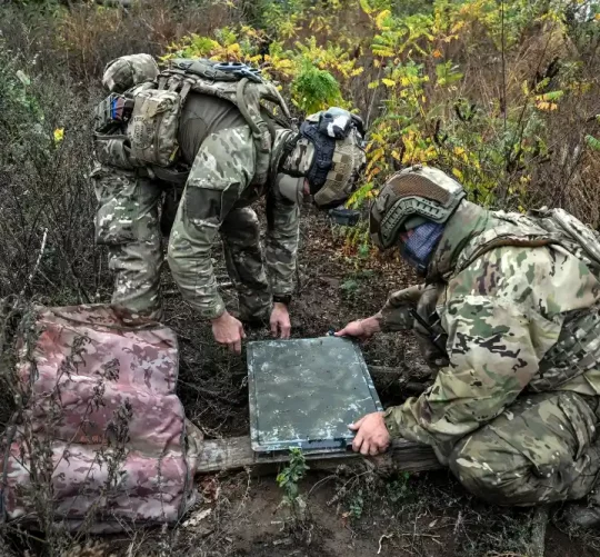 військові налаштовують Старлінк, супутниковий зв'язок